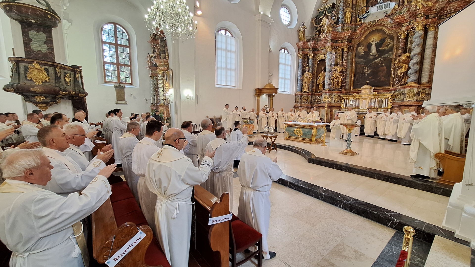 Biskup Radoš u zajedništvu sa svećenicima varaždinske biskupije proslavio Misu posvete ulja na Veliki četvrtak
